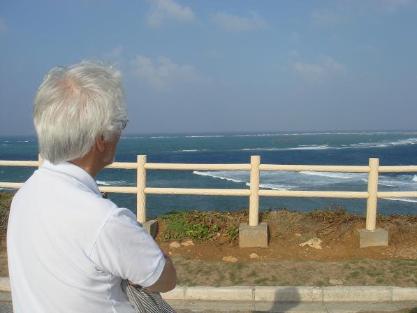 海を眺める.JPG
